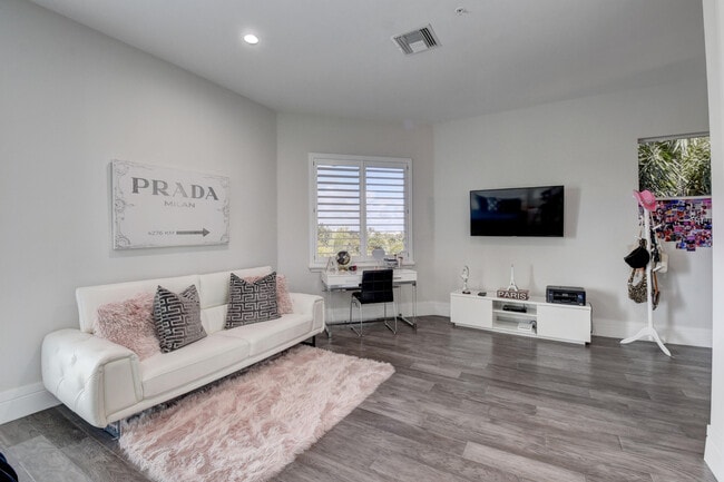 Building Photo - 921 Osceola Dr