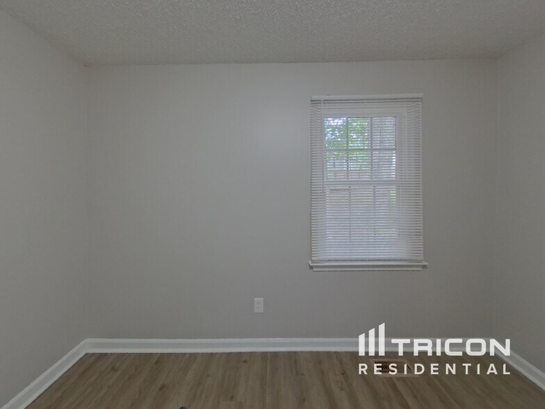 Building Photo - 204 Kemsing Rd