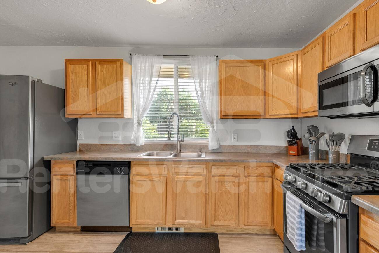 Building Photo - 320 Cuchara St