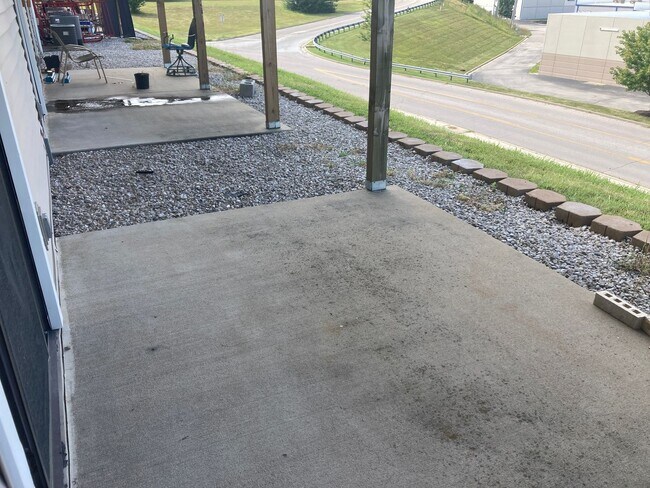 Building Photo - 2 Bed 1 Bath Located behind Hy-Vee in Osag...