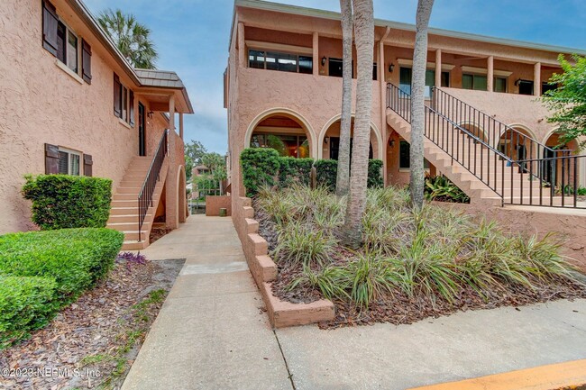 Building Photo - This beautifully remodeled 2 bedroom, 2 ba...