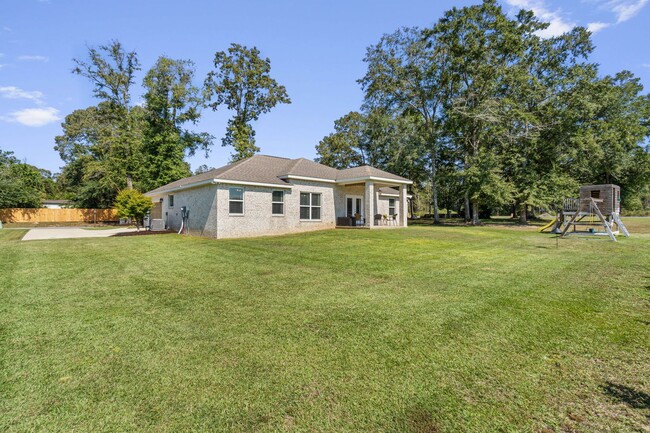 Building Photo - Home in Lake Arthur Estates!