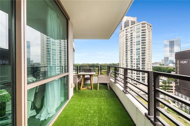 Building Photo - 700 Park Regency Pl NE