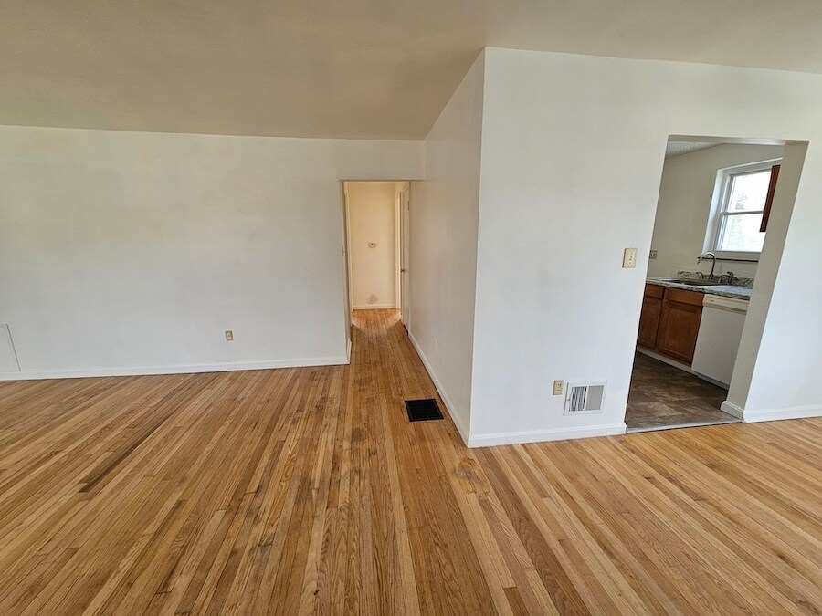 Building Photo - 115 Sanders Dr