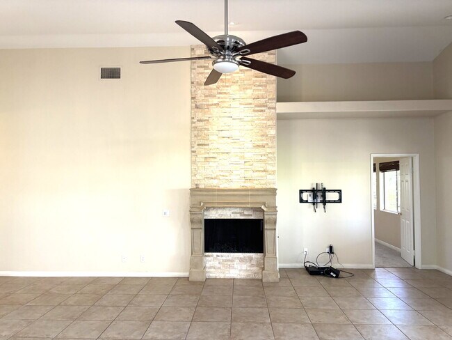 Building Photo - Great Great-Room for Long-term