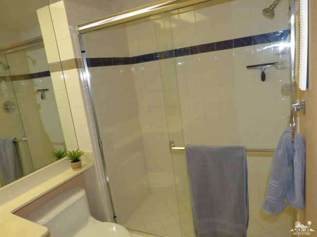 Building Photo - 221 Vista Royale Cir E