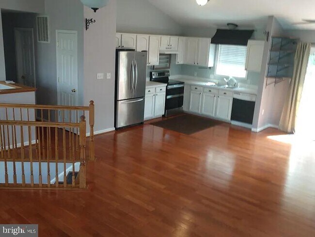 Building Photo - 356 Oak Lee Dr