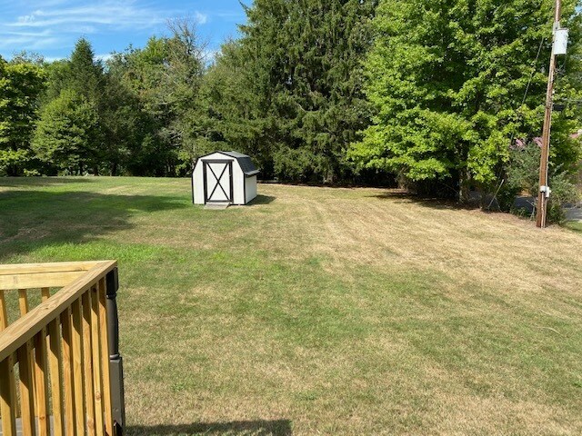 Country lot back yard - 5512 Clearview Rd