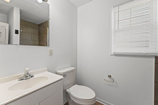 Building Photo - New Renovated Two Bed One Bath Home!!!