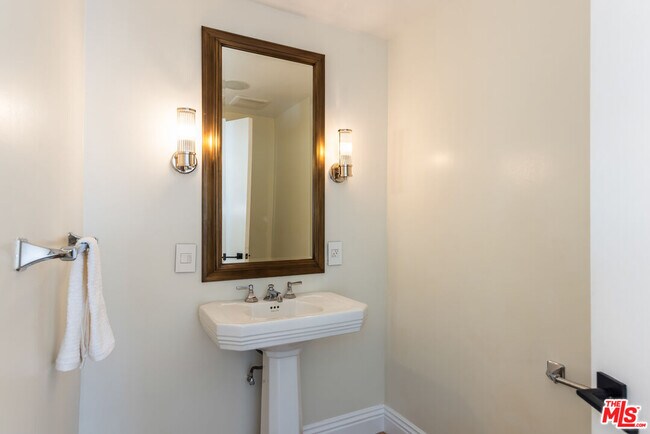 Building Photo - 869 S Bundy Dr