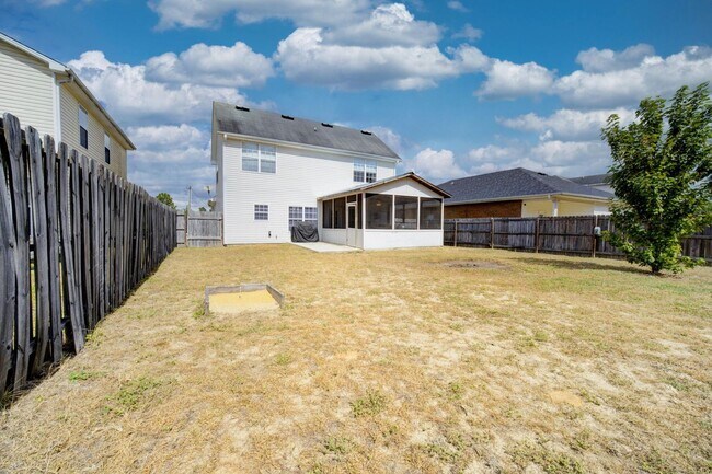 Building Photo - 3 Bedroom with a Fabulous Florida Room in Crestview!