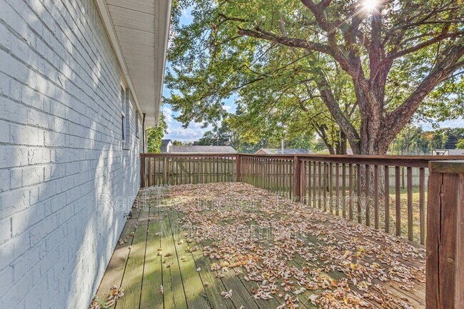 Building Photo - 123 Kingsway Dr