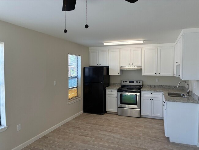 Building Photo - 705 Bustamante St