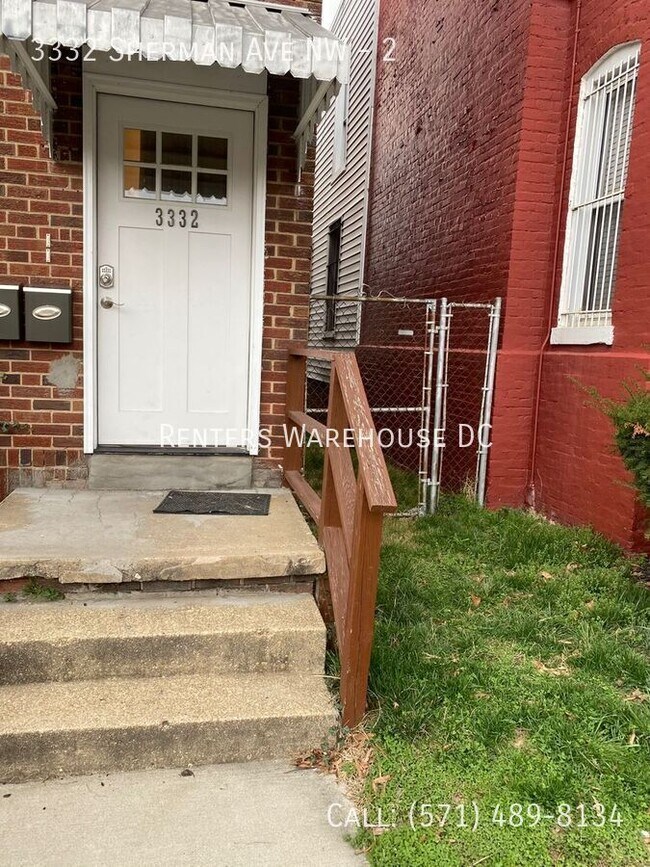 Building Photo - Updated 1BR+Den w/ private patio in heart ...