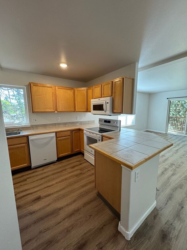 Building Photo - Updated duplex in NW Bend