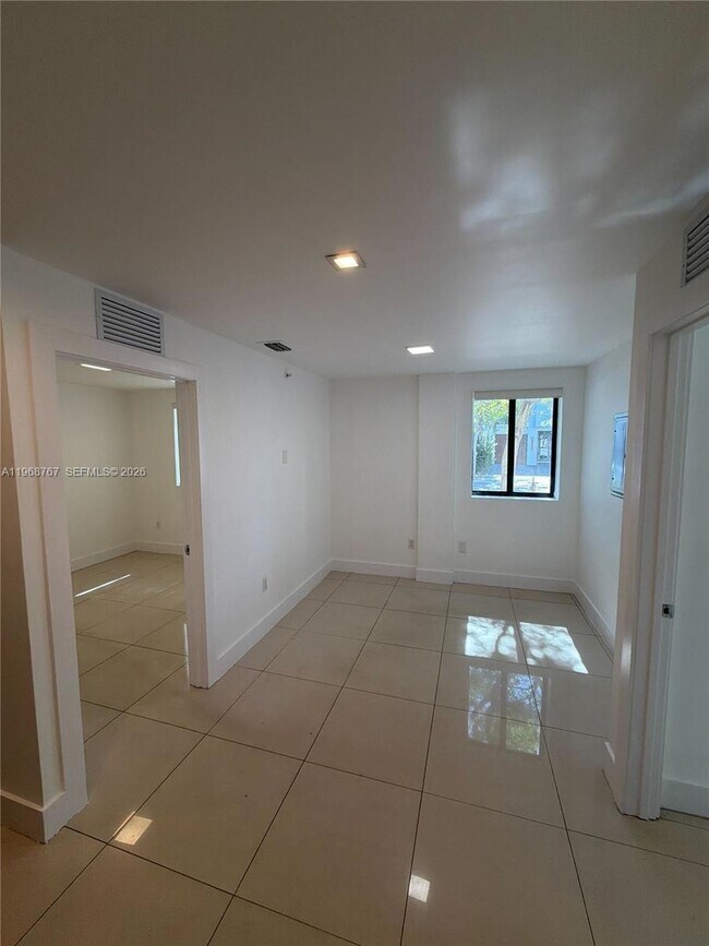 Building Photo - 829 SW 18th Ave