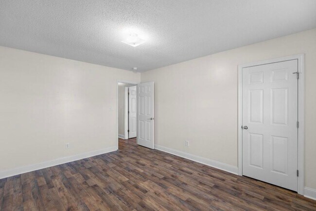 Building Photo - Large Ranch Home with 4BR/ 2 Bath with an ...