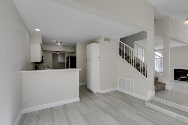 Building Photo - Beautiful 3-Bedroom Townhome in Green Valley!