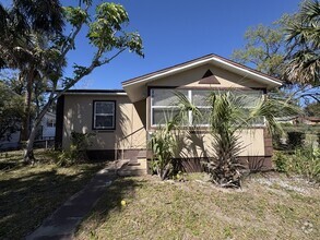 Building Photo - Charming 2-Bedroom Home in St. Petersburg'...