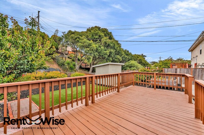 Building Photo - 110 Cuesta Dr
