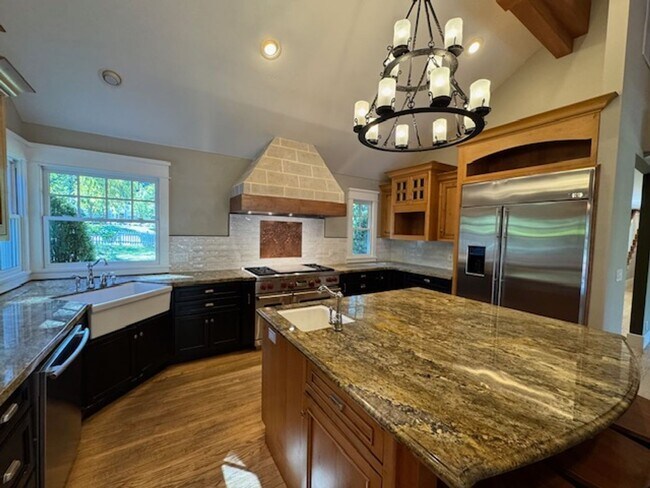 Building Photo - Gorgeous 5 bedroom, 4.5 bath, Westside Dan...