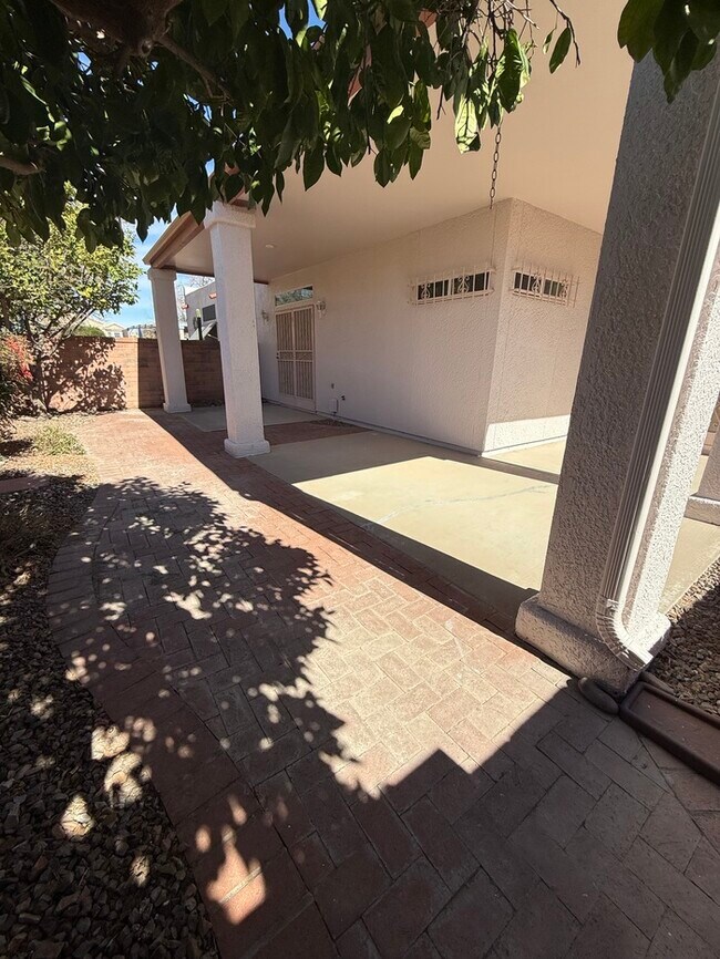 Building Photo - HOUSE FOR RENT
