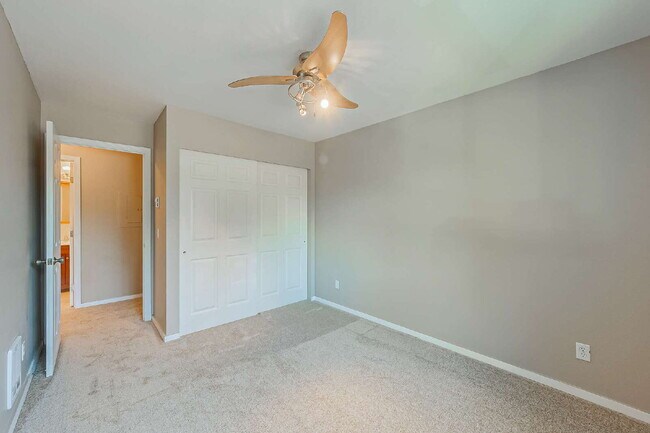 Building Photo - Super cute 2 bedroom, 1 3/4 bathrooms, Ful...