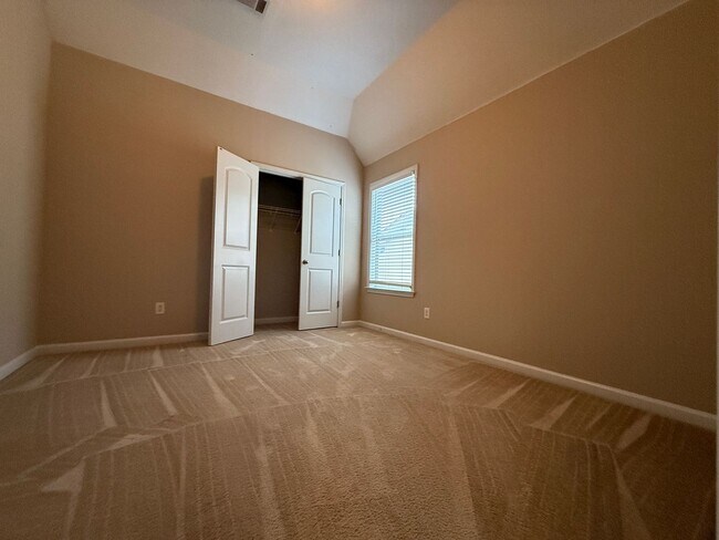 Building Photo - ADORABLE TWO STORY HOME IN GREAT LOCATION!
