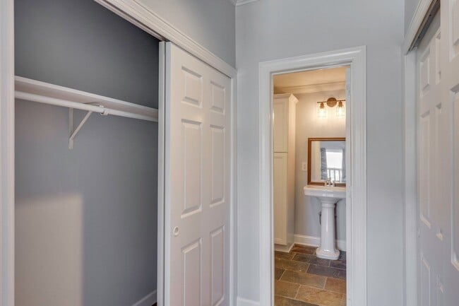 Building Photo - Spacious 2BR/2BA End Unit Condo in Desirab...