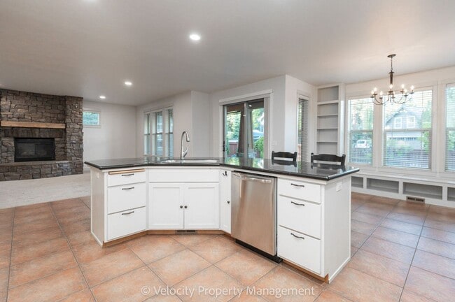 Building Photo - Beautiful NW Bend Home!
