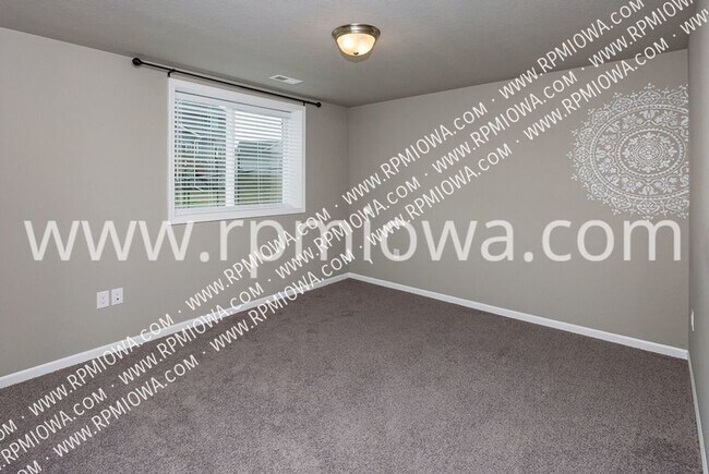 Building Photo - 4721 NE Oak Dr