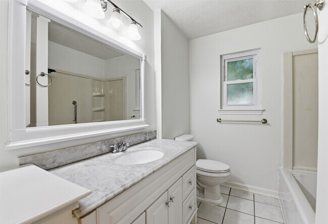Building Photo - 2115 Oak Shores Dr