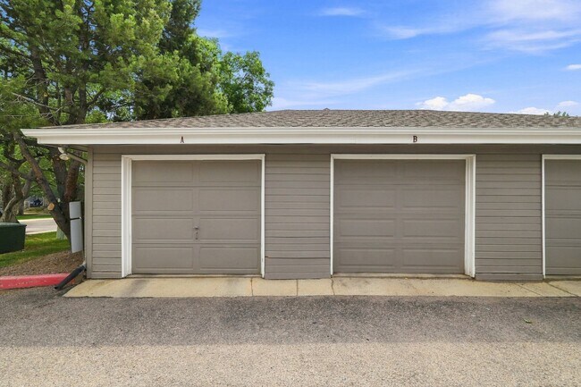 Building Photo - 3 bed, 3 full bath - perfect for roommates!