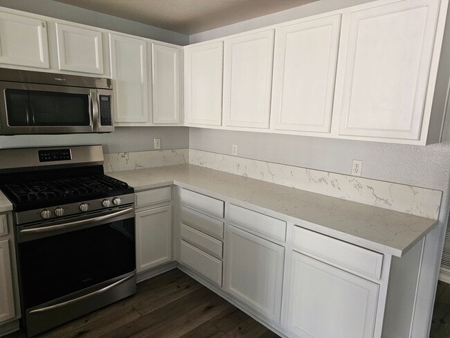 Building Photo - Townhome available in beautiful community