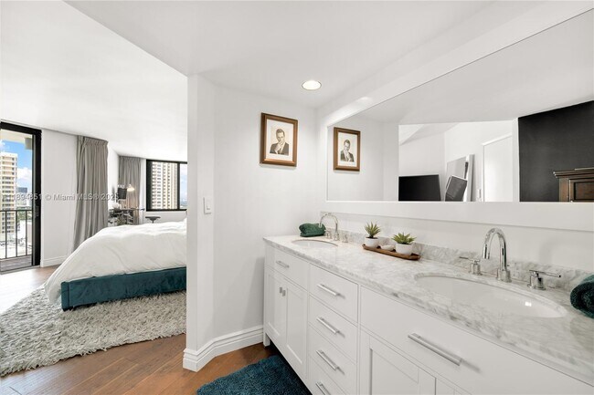 Building Photo - 520 Brickell Key Dr