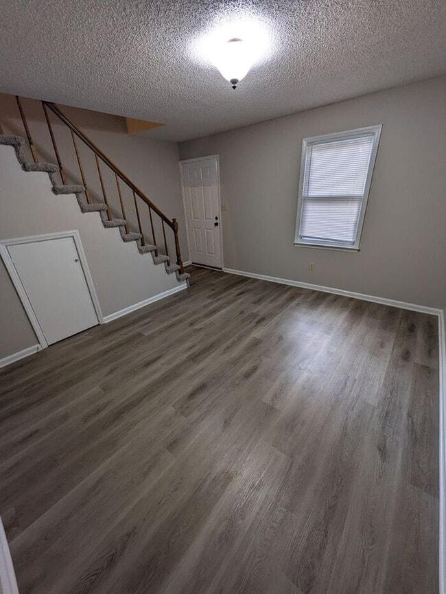 Building Photo - 2BD/1.5BA Townhome in Hickory