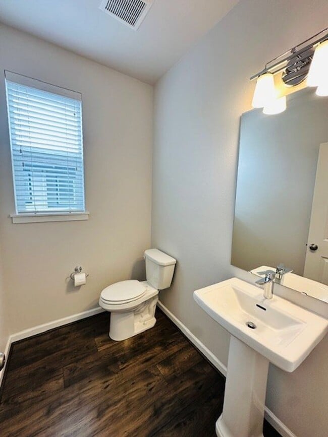 Building Photo - 3Bd/2.25Ba Seattle Townhouse