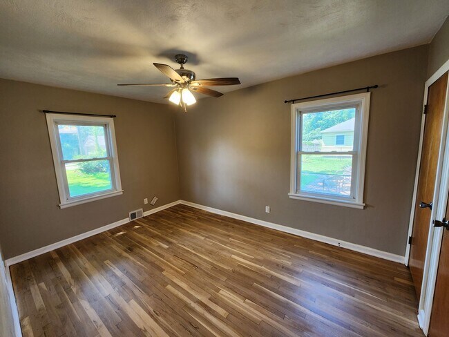 Building Photo - Great 3 Bedroom House