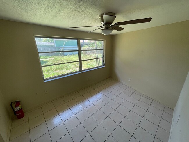 Building Photo - Cozy 3-Bedroom Home on a Corner Lot in Hol...