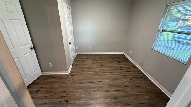 Building Photo - 1118 Soria St