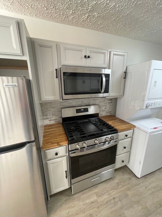 Building Photo - Renovated home on small, perfect little st...