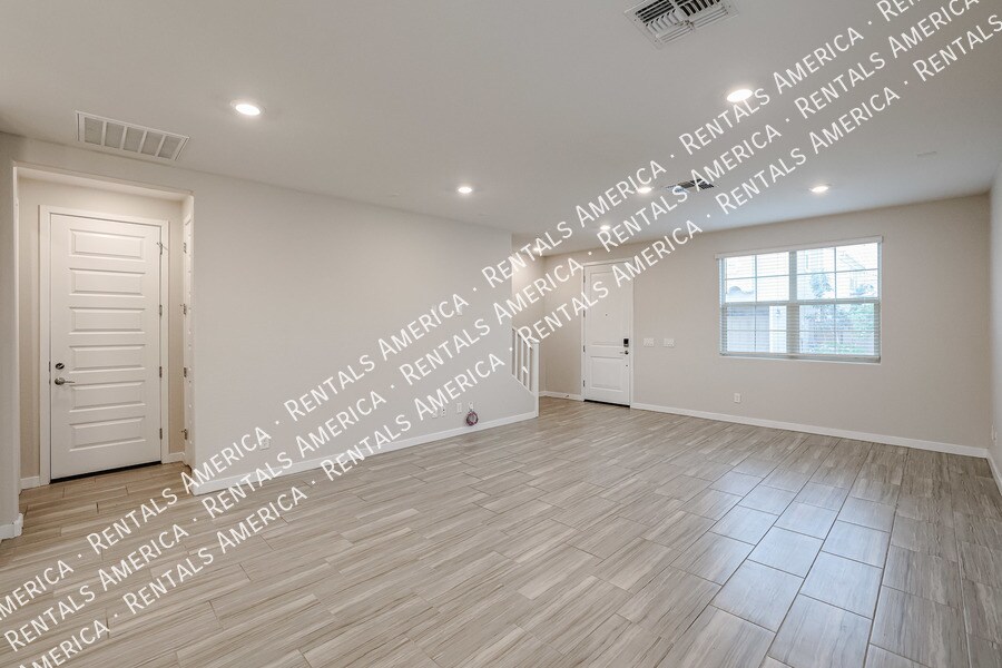 Building Photo - 1103 E Newland Dr