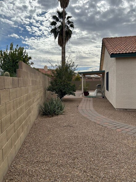 Building Photo - 7277 W Maple Ridge Dr