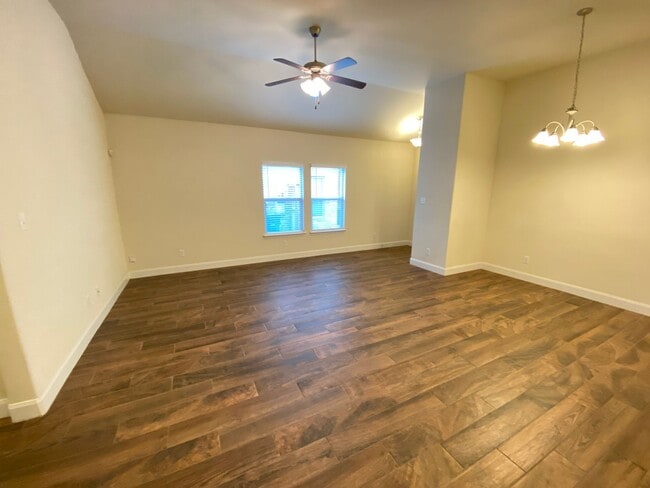 Building Photo - Walk to Historic Gruene / Fridge Included/ Gas Cooking / Fenced in Yard / CISD