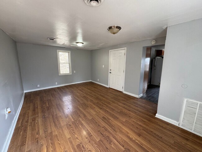 Building Photo - 2 bedroom 1 bath house in Bettendorf