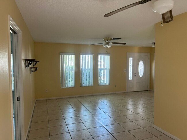 Building Photo - 3/2 available now! Welcome home!