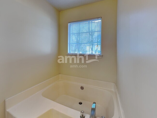 Building Photo - 271 Village Dr