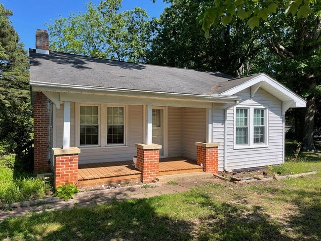 Primary Photo - 2 BED, 1 BATH HOME LOCATED IN ASHEBORO OFF...