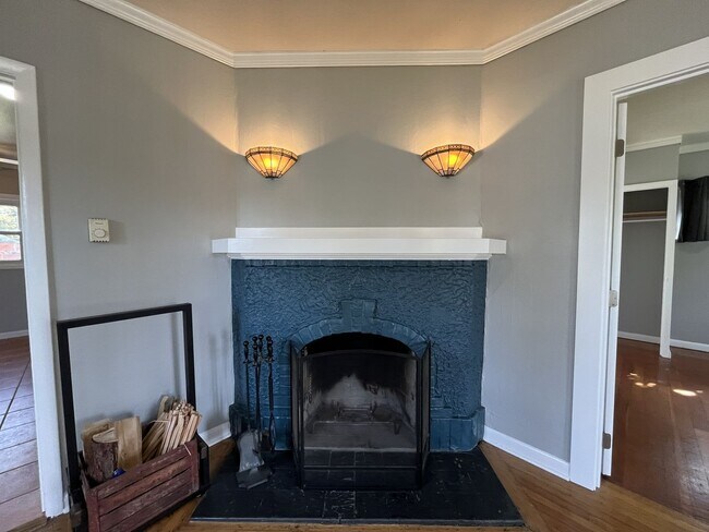 Building Photo - Charming St. Johns Bungalow with Fireplace, Bonus Space & Large Backyard