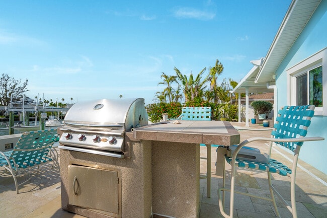 Building Photo - 2910 Alton Dr